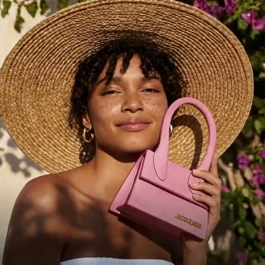 Campanha de moda de luxo gerada com IA no RealityMAX