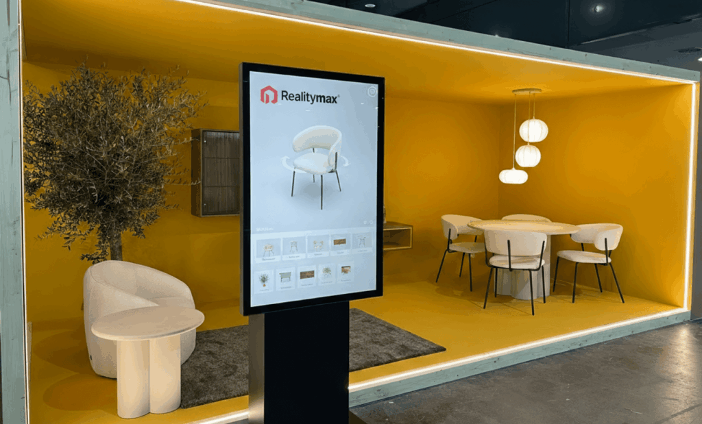 Pantalla de visualización de mobiliario 3D de RealityMAX dentro de un stand en Feria Hábitat Valencia 2025.